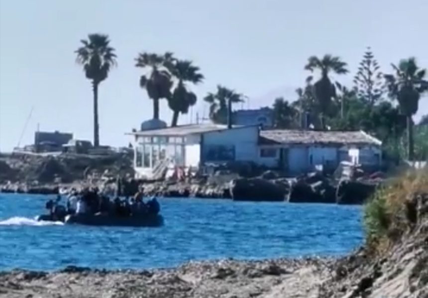 Marsala, sbarcano venti migranti con un gommone nei pressi di lido Pakeka