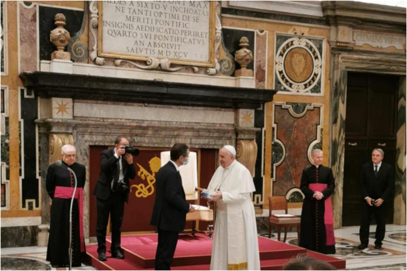 Il presidente della Lombardia Fontana incontra Papa Francesco. Il Pontefice: “Gli operatori sanitari sono stati artigiani della cultura della prossimità e della tenerezza”