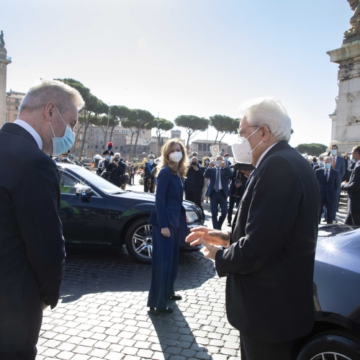 Mattarella: “Grazie alle forze armate”