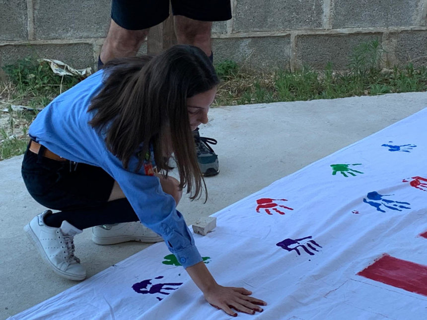 Striscione con la scritta “NO  MAFIA” a Castellammre. L’iniziativa è degli scout e della comunità ecclesiale