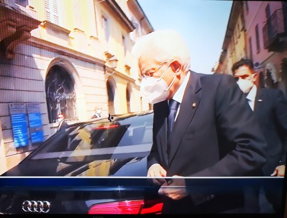Mattarella a Codogno: “In questi luoghi si ritrova oggi la Repubblica. Da qui vogliamo ripartire” Mattarella a Codogno: “In questi luoghi si ritrova oggi la Repubblica. Da qui vogliamo ripartire”