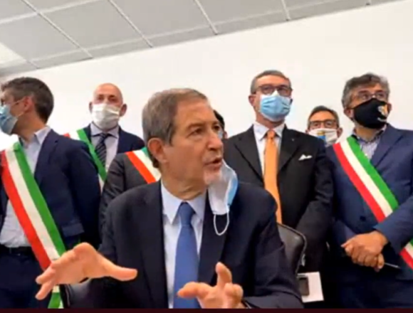 Musumeci questa mattina all’aeroporto di Palermo: “Vogliamo capire se Alitalia è una compagnia per gli italiani fino a Reggio Calabria o se lo è fino a Lampedusa” Musumeci questa mattina all’aeroporto di Palermo: “Vogliamo capire se Alitalia è una compagnia per gli italiani fino a Reggio Calabria o se lo è fino a Lampedusa”