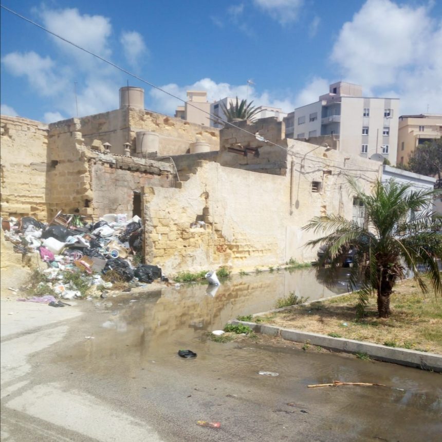 Una discarica in pieno centro a Marsala. Segnaliamo alle autorità questo obbrobrio
