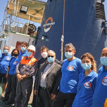 “Mare Jonio”, Vescovo Mogavero incontra equipaggio: “Loro passione sopperisce a tante ingiustizie”