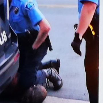 “Togliete le vostre ginocchia dai nostri colli”. A Minneapolis i funerali di Gerge Floyd