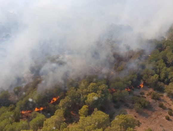 Incendio nella zona di Porta Palo di Menfi. 2 ore di volo e 20 lanci con 18mila litri di acqua in quattro giorni per gli equipaggi dell’elicottero HH139A dell’Aeronautica Militare