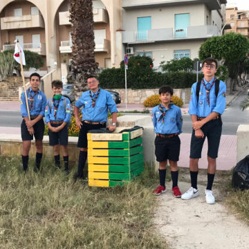 La squadriglia Scoiattoli del reparto Poseidone del Gruppo Scout AGESCI Marsala 2, migliora il verde pubblico presente nel centro storico della nostra Città.