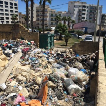 Il letamaio di Largo Capizzo: nonostante le ripetute denunce, la discarica a cielo aperto continua ad appestare l’aria della zona del Porto.