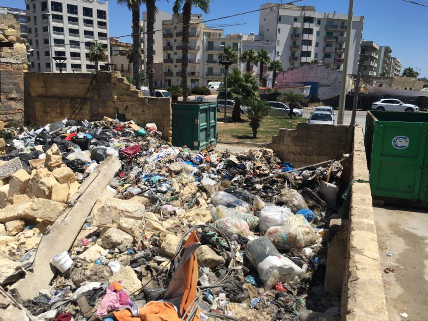 Il letamaio di Largo Capizzo: nonostante le ripetute denunce, la discarica a cielo aperto continua ad appestare l’aria della zona del Porto.