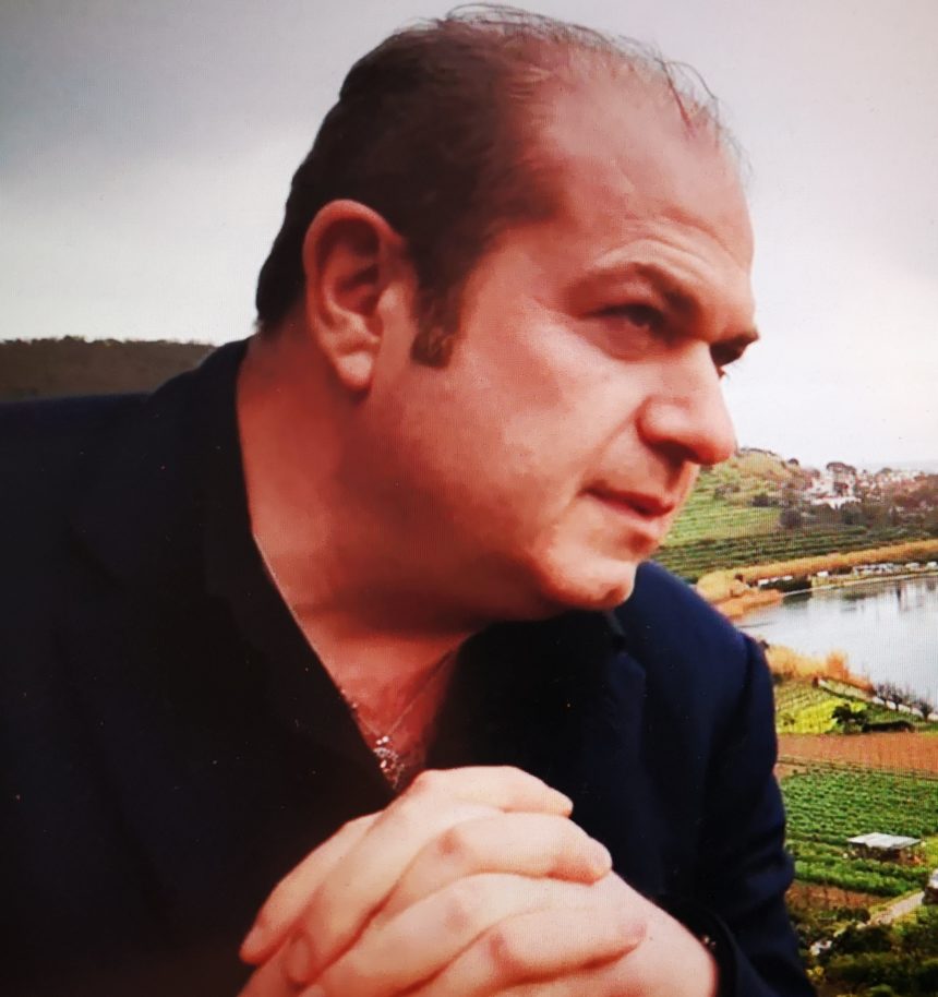 Diario dello smarrimento: l’ultimo bellissimo libro del grande scrittore e autore di programmi Rai Andrea Di Consoli. Dentro c’è tutta vita, con le sue vette e i suoi precipizi, le sue grandezze, le sue bassezze, la dolcezza. C’è anche…Il Vomere
