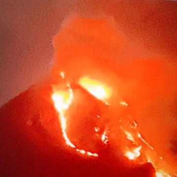 Brucia Monte Cofano. La splendida riserva naturale protetta è situata nei comuni di Custonaci e San Vito Lo Capo. Rabbia e indignazione.