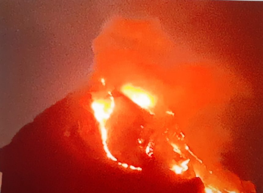 Brucia Monte Cofano. La splendida riserva naturale protetta è situata nei comuni di Custonaci e San Vito Lo Capo. Rabbia e indignazione.