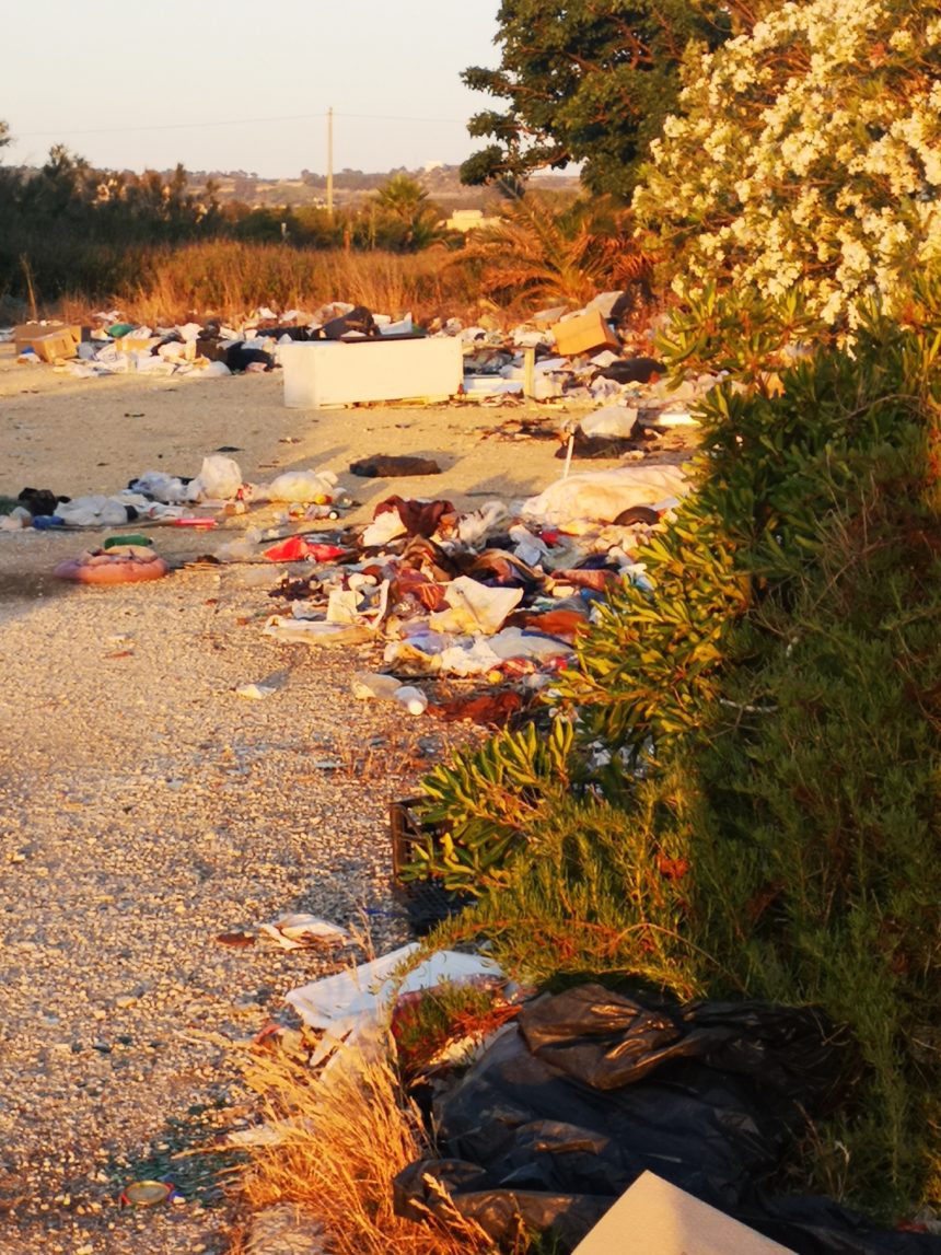 Dopo le segnalazioni del Vomere, pulita la discarica abusiva dell’ex Artigel lungo la splendida Laguna dello Stagnone Marsala, uno dei luoghi più  al mondo