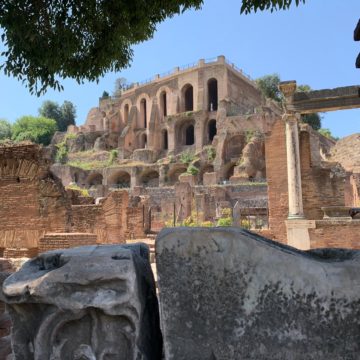 Un grande evento per parlare sullo stato del turismo italiano. Oggi il Presidente del Senato Casellati visiterà l’antica sede del Senato. Una passeggiata al Foro Romano e Palatino, tra i luoghi archeologici più affascinanti di Roma. Poi le dichiarazioni alla stampa