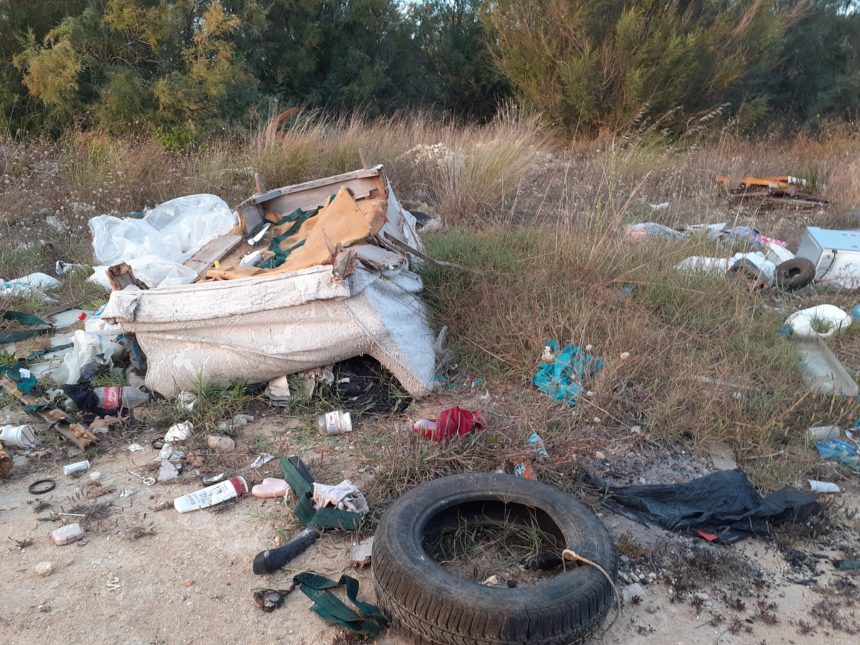 Mai visto a Marsala! Ecco le foto di una pericolosa discarica a cielo aperto lungo la colmata, nella zona dei lidi !