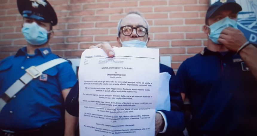 Ennio Morricone aveva scritto il suo necrologio per la stampa. Una lettera d’amore per la moglie. Ricorda il regista siciliano Giuseppe Tornatore. Aveva un legame profondo con la Sicilia