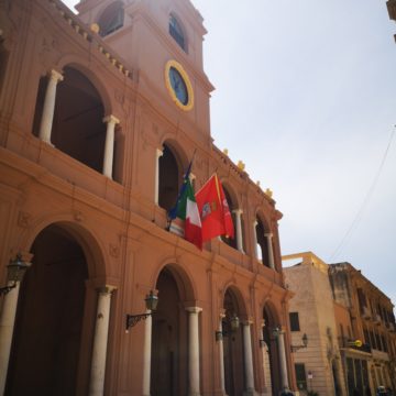 Marsala, ancora assente l’assessore Clara Ruggieri al consiglio comunale. Si è parlato anche di roghi, mancate disinfestazioni nel centro e nelle contrade, buche, blattee, guasti alla rete idrica. Si chiede il rientro degli arazzi fiamminghi a Marsala. Approvata “rinegoziazione mutui”