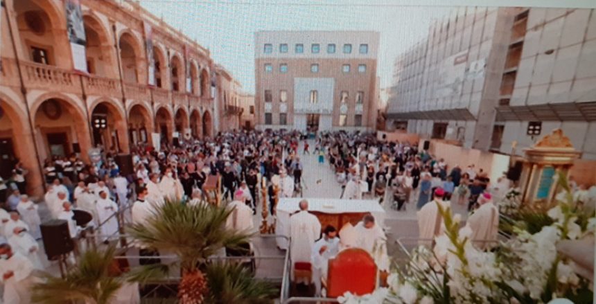 Mazara del Vallo, piazza gremita di fedeli per la messa nel 50° anniversario dell’ordinazione del Vescovo Domenico Mogavero che dice:” Spero la mia fatica non sia vana”