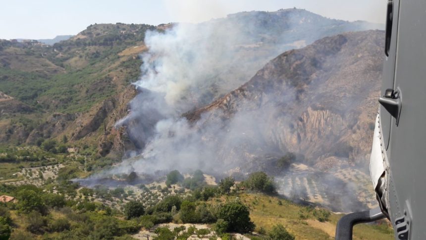 Fiamme a Chiusa Sclafani in provincia di Palermo. 9 ore di volo, 44 sganci e 40mila litri d’acqua su un incendio nella prima domenica di Agosto, per l’82° Centro C.S.A.R. dell’Aeronautica Militare