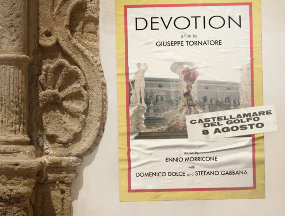 Questa sera La Strada del Vino Marsala all’evento speciale per la proiezione del film di Tornatore “Devotion” prodotto da Dolce& Gabbana, musiche di Morricone a Castellammare del Golfo. Turano:” Tanta Sicilia, tutto in una sera”. DEVOTION Racconto di un amore per la Sicilia e le sue eccellenze Cinema all’aperto, esperienze folcloristiche ed esposizioni enogastronomiche Questa sera La Strada del Vino Marsala all’evento speciale per la proiezione del film di Tornatore “Devotion” prodotto da Dolce& Gabbana, musiche di Morricone a Castellammare del Golfo. Turano:” Tanta Sicilia, tutto in una sera”. DEVOTION Racconto di un amore per la Sicilia e le sue eccellenze Cinema all’aperto, esperienze folcloristiche ed esposizioni enogastronomiche