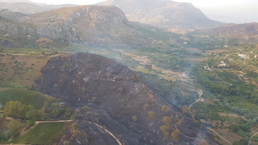 Incendio boschivo a Calatafimi. 2 ore di volo con 5 sganci e 4000 litri d’acqua per l’ 82° Centro C.S.A.R. dell’Aeronautica Militare