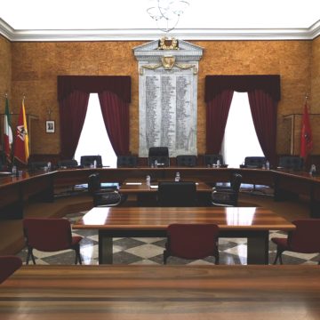 Marsala, il consiglio comunale approva tre atti deliberativi. Da oggi potrà riunirsi solo per adottare atti straordinari, indifferibili e urgenti