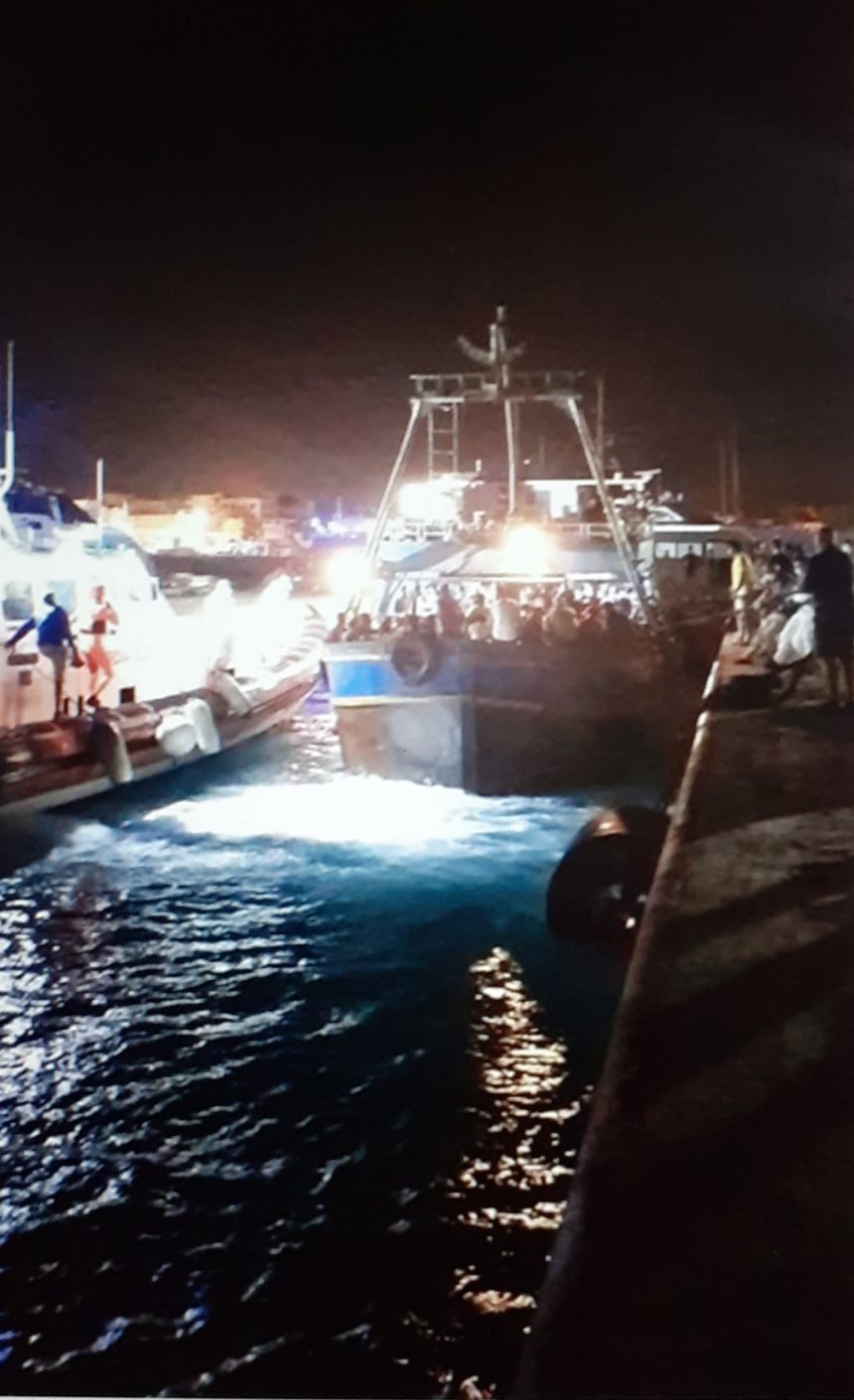 Lampedusa, maxisbarco di migranti. Il sindaco:” Il Governo prenda decisioni immediate o sciopererà tutta l’isola”