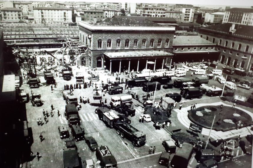 Oggi 40° anniversario strage di Bologna. Mattarella: ” Esigenza di piena verità e giustizia e la necessità di una instancabile opera di difesa dei principi di libertà e democrazia” Oggi 40° anniversario strage di Bologna. Mattarella: ” Esigenza di piena verità e giustizia e la necessità di una instancabile opera di difesa dei principi di libertà e democrazia”