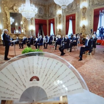 Trazionale cerimonia del Ventaglio a Quirinale. Mattarella: “Nell’ambito europeo noi italiani siamo chiamati a fare la nostra parte. In questo è in gioco il futuro. Il mondo dell’informazione ha svolto un ruolo di grande rilievo nel contrastare l’epidemia. Non possiamo e non dobbiamo dimenticare quel che è avvenuto”