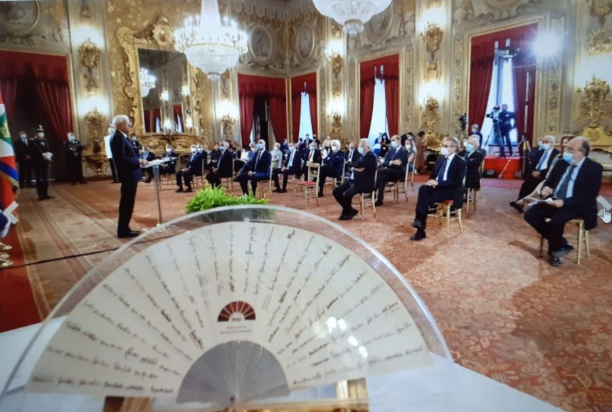 Trazionale cerimonia del Ventaglio a Quirinale. Mattarella: “Nell’ambito europeo noi italiani siamo chiamati a fare la nostra parte. In questo è in gioco il futuro. Il mondo dell’informazione ha svolto un ruolo di grande rilievo nel contrastare l’epidemia. Non possiamo e non dobbiamo dimenticare quel che è avvenuto”