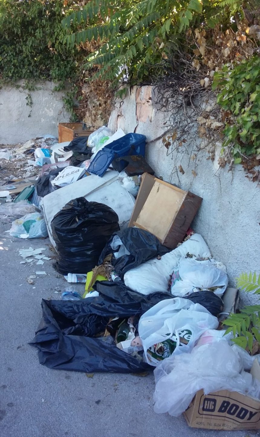Marsala, adesso i cittadini ci segnalano il degrado di vicolo Stromboli. Ecco la foto