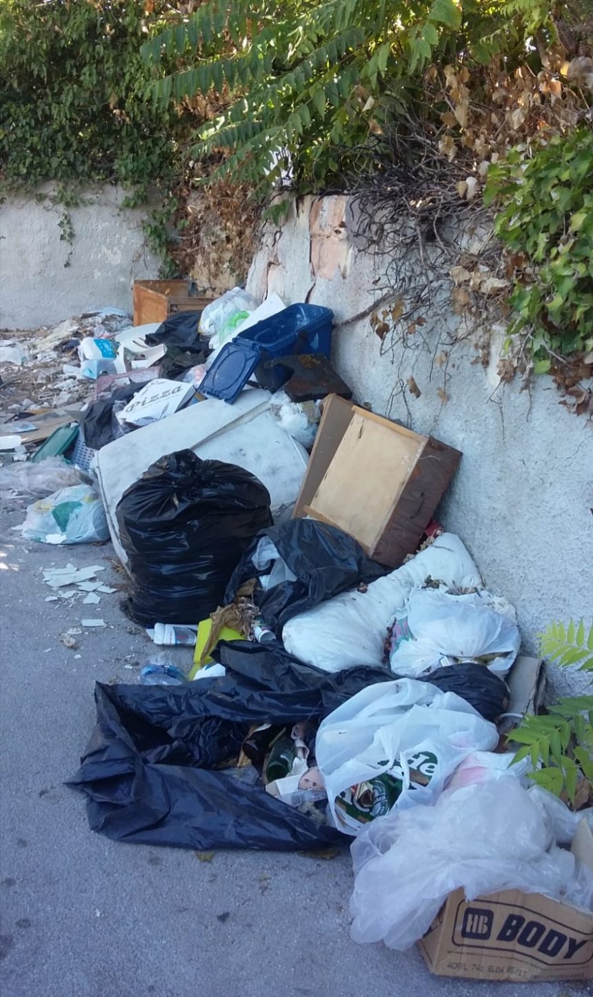 Marsala, adesso i cittadini ci segnalano il degrado di vicolo Stromboli. Ecco la foto