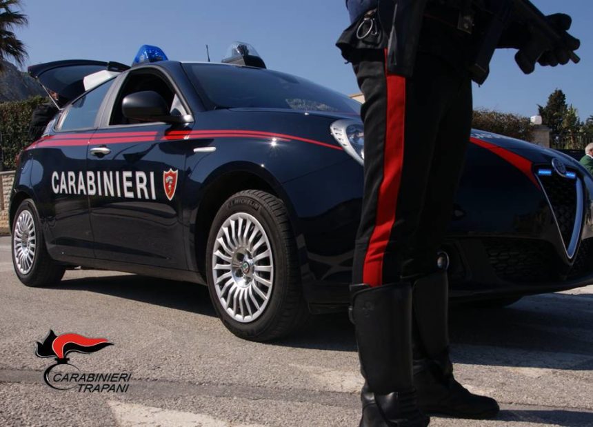 Trapani, si oppongono con violenza al sequestro dello scooter: i carabinieri arrestano due giovani