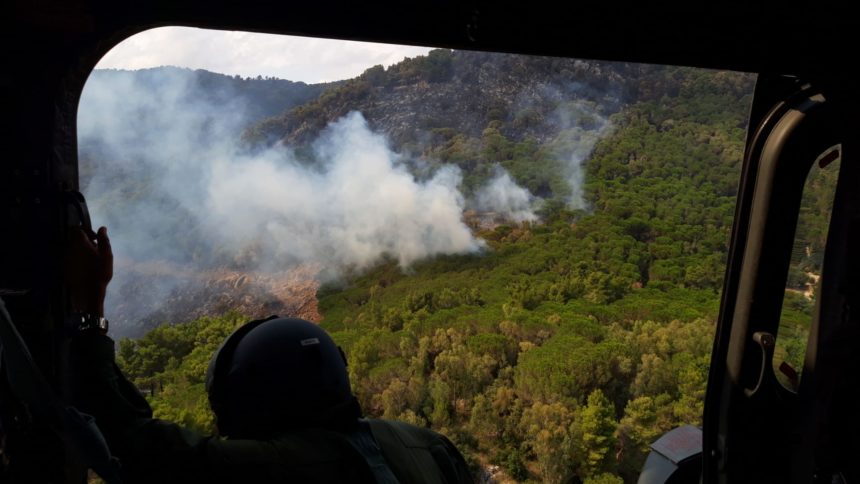 L’82° Centro C.S.A.R: dell’Aeronautica militare  è intervenuto per spegnere l’incendio nella zona di Altofonte. 3 ore di volo, 12 lanci e 9mila litri di acqua