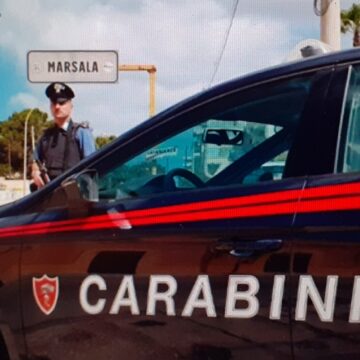 Marsala, episodi di violenza in pieno centro. Il branco ferisce l’agente di polizia
