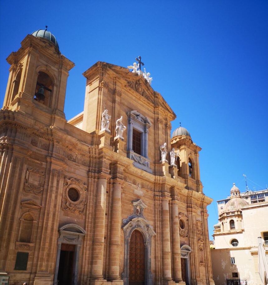 Marsala Chiesa Madre, celebrazione eucaristica oggi e presentazione del nuovo messale. Don Renda:” La pandemia ci ha fatto sperimentare l’isolamento. L’eucarestia è partecipazione”