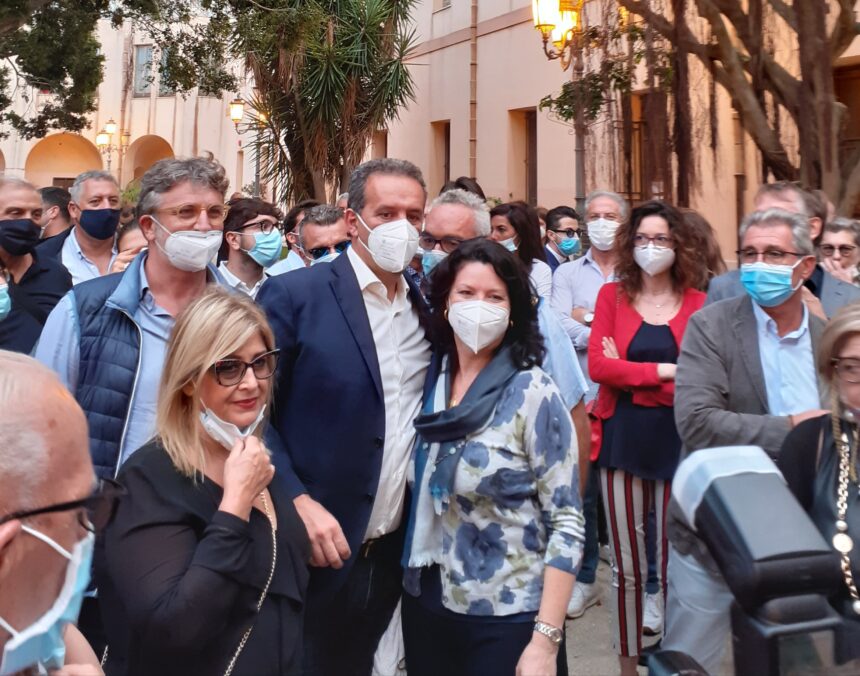 Massimo Grillo vince al primo turno.Una folla entusiasta e commossa applaude il nuovo sindaco di Marsala. “La priorità sarà data a coloro che sono rimasti indietro. Dobbiamo rialzarci tutti insieme”