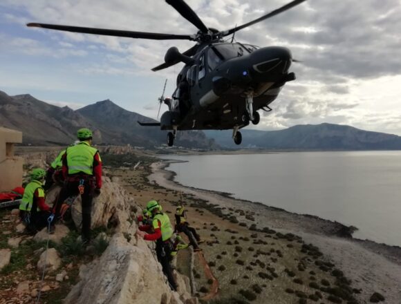 Aeronautica Militare e Corpo Nazionale Soccorso Alpino e Speleologico si addestrano insieme Aeronautica Militare e Corpo Nazionale Soccorso Alpino e Speleologico si addestrano insieme