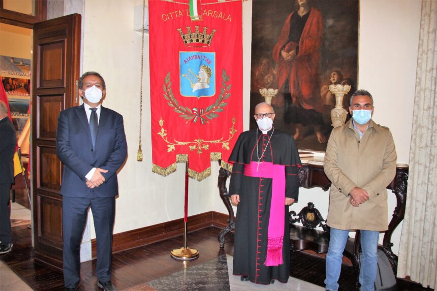 Marsala, il vescovo Mogavero in visita a Palazzo Municipale. “Ringraziamo il pastore della nostra chiesa per avere impartito la benedizione ad amministratori, dipendenti comunali e locali” affermano il sindaco Grillo e il presidente Sturiano