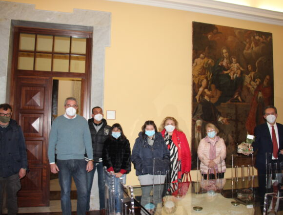 Giovani dell’Anfas donano al Sindaco un presepe in miniatura Giovani dell’Anfas donano al Sindaco un presepe in miniatura