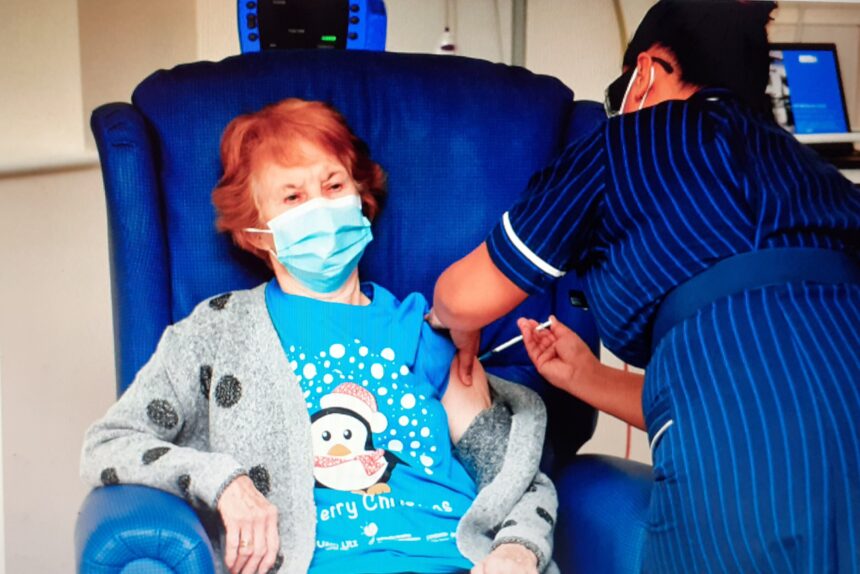 Una novantenne è la prima persona al mondo a  ricevere il vaccino Pfizer/BioNTe. Lei è già una star. E’ incominciata così in Gran Bretagna la vaccinazione di massa anti-Covid