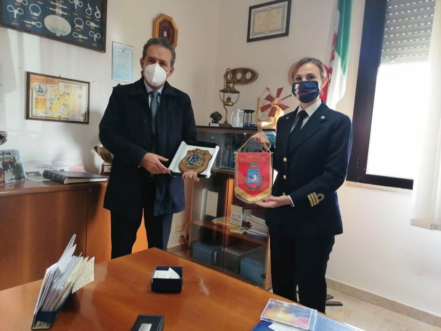 Il sindaco Grillo in visita all’ufficio circondariale marittimo. E’ stato ricevuto dalla comandante Carla Picardi