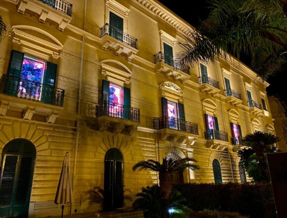 Le opere dei grandi artisti siciliani di Ottocento e Novecento diventano videoinstallazioni che scorrono sulle finestre della splendida Villa Zito. Il presidente della Fondazione Sicilia, Raffaele Bonsignore: “Un momento di condivisione con la città, un atto di resistenza culturale” Le opere dei grandi artisti siciliani di Ottocento e Novecento diventano videoinstallazioni che scorrono sulle finestre della splendida Villa Zito. Il presidente della Fondazione Sicilia, Raffaele Bonsignore: “Un momento di condivisione con la città, un atto di resistenza culturale”