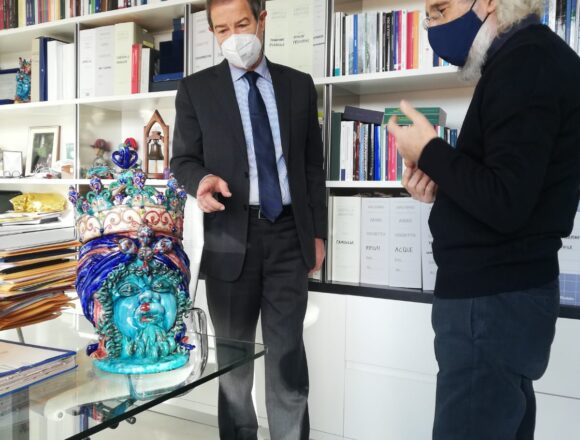 Palazzo Orleans: il maestro Giuliano dona maiolica artistica a Musumeci Palazzo Orleans: il maestro Giuliano dona maiolica artistica a Musumeci