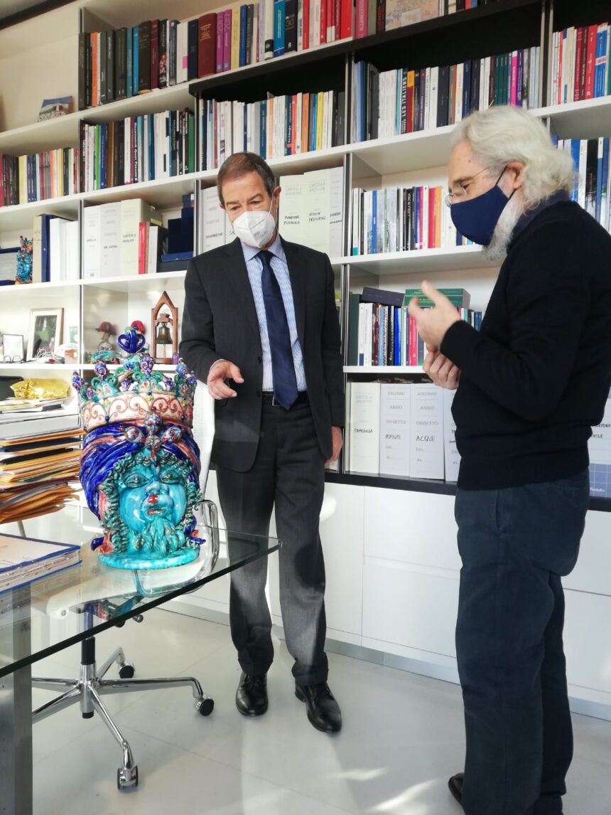 Palazzo Orleans: il maestro Giuliano dona maiolica artistica a Musumeci