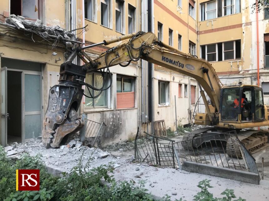 Catania, avviata la demolizione dell’ospedale Santa Marta per riqualificare l’area