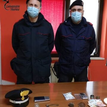 Trapani. Spaccia mentre si trova agli arresti domiciliari: i Carabinieri arrestano un 30enne