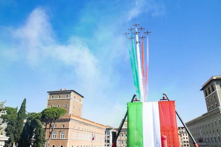 Il Tricolore compie 224 anni. Mattarella:” Il simbolo patrio più caro agli italiani ha sempre ispirato speranza, fiducia  e la forza necessaria a risollevarsi”