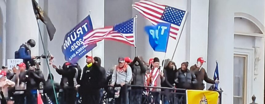 America sotto choc. A Washington blitz di fanatici blocca il Congresso.Violato il Parlamento luogo della democrazia