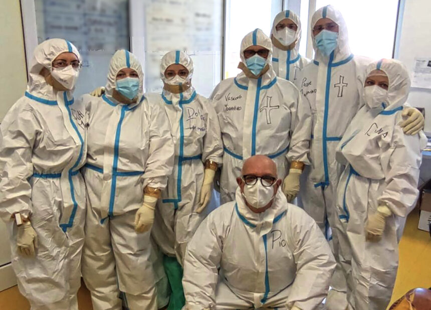 Il vescovo Mogavero visita i pazienti nel reparto Covid dell’ospedale “Abele Aiello”